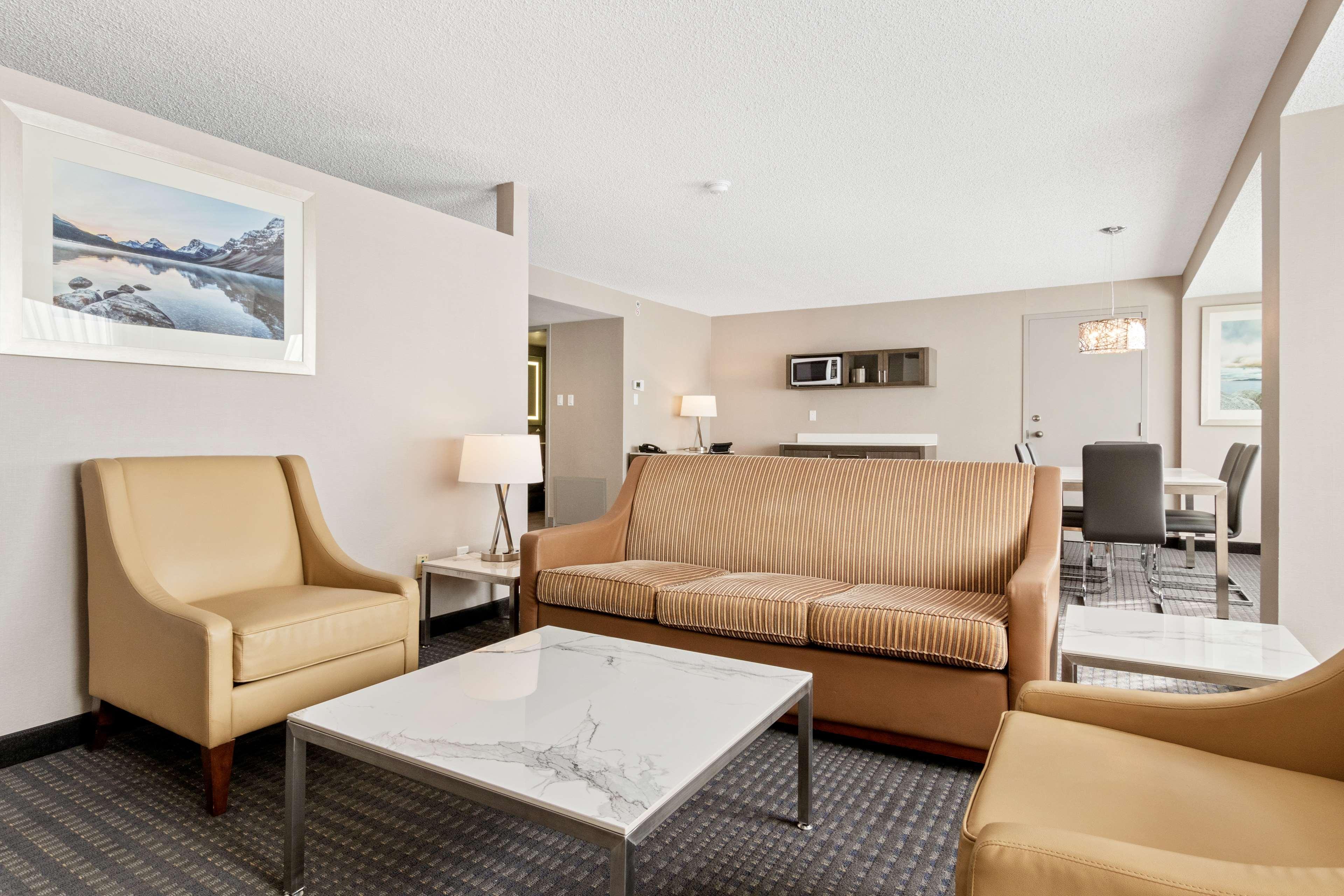 Western Pontoon 4*