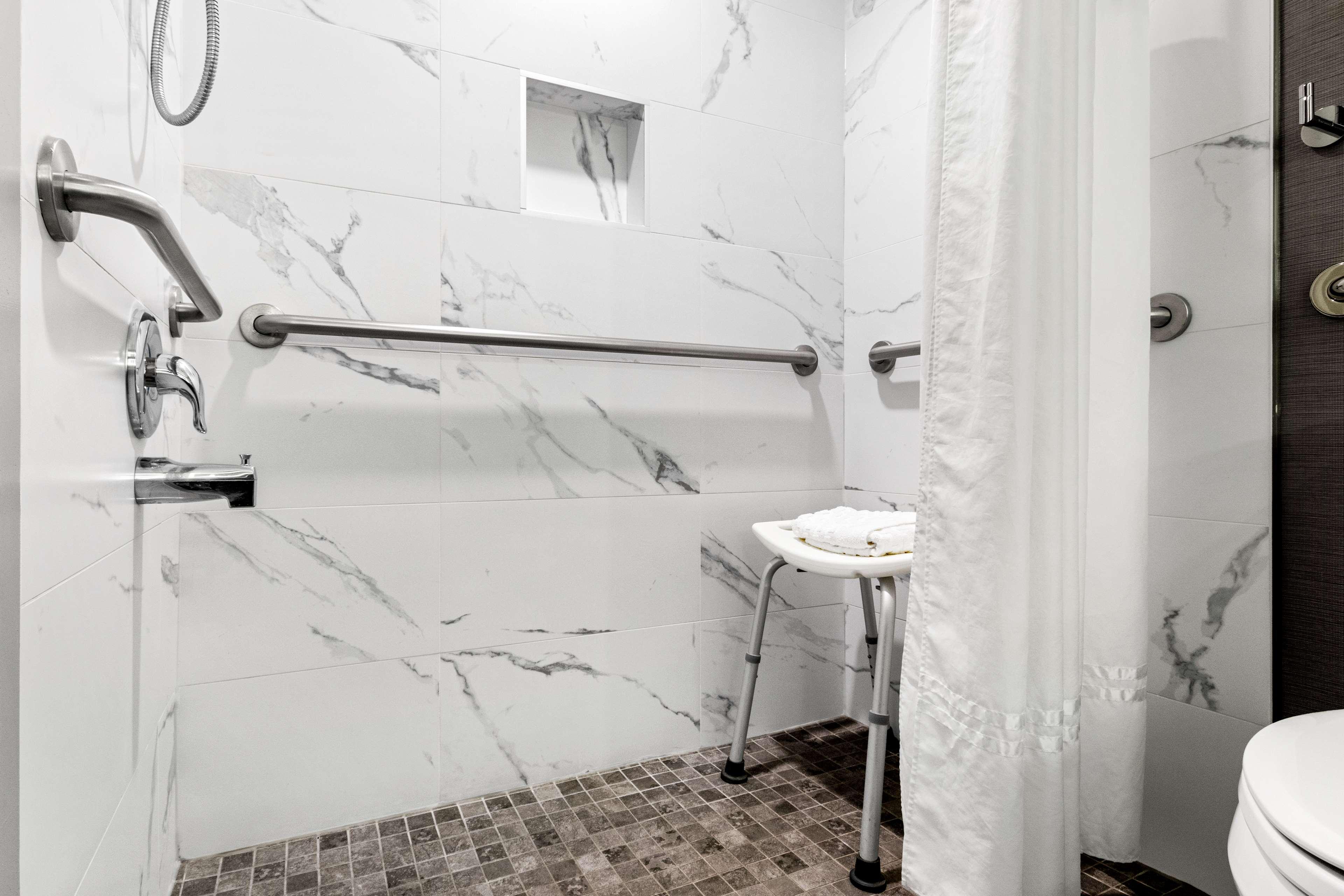 Western Pontoon Hotel 4*